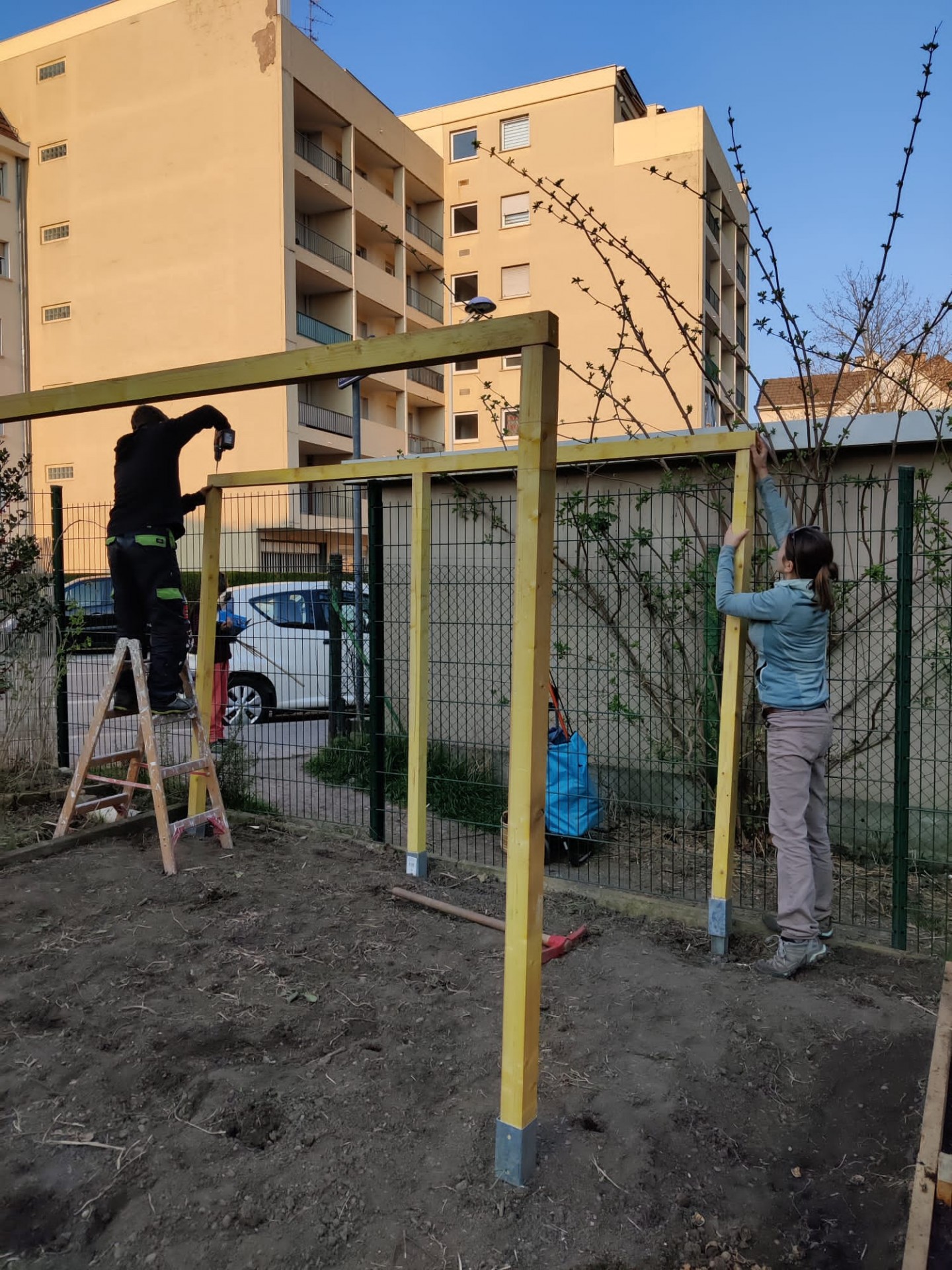 Fabrication de la serre en chantier collectif